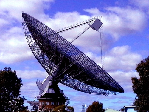 A picture of a large satellite that is pointing up towards the sky.