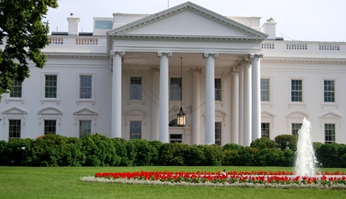 A picture of the front of the White House where President Obama lives.